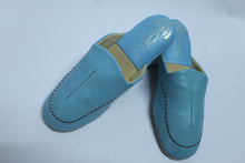 Pantoufles cuir bleu poudre