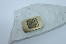 Broche métallique dorée