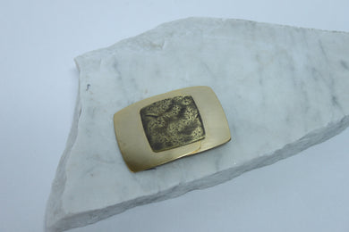 Broche métallique dorée