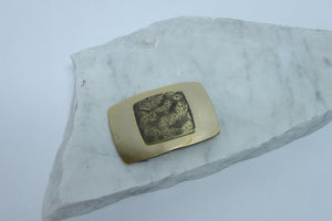 Broche métallique dorée