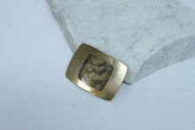 Broche métallique dorée