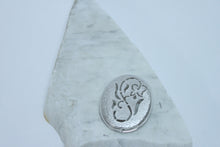 Broche en métal perforé