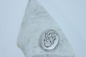 Broche en métal perforé