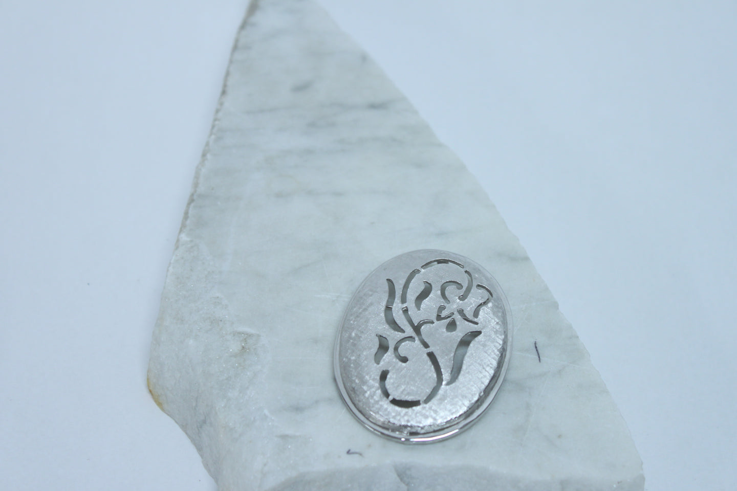 Broche en métal perforé