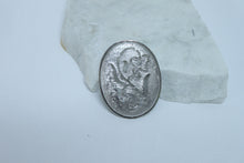 Broche en métal perforé