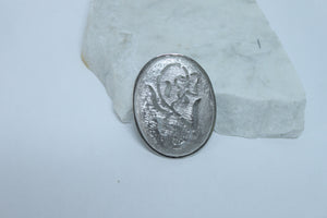 Broche en métal perforé