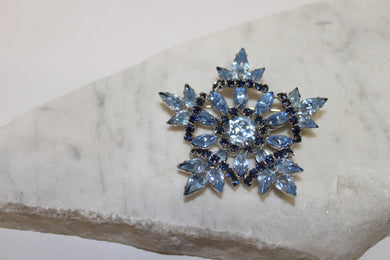 Broche Flocon en strass bleu 2 tons