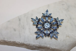 Broche Flocon en strass bleu 2 tons