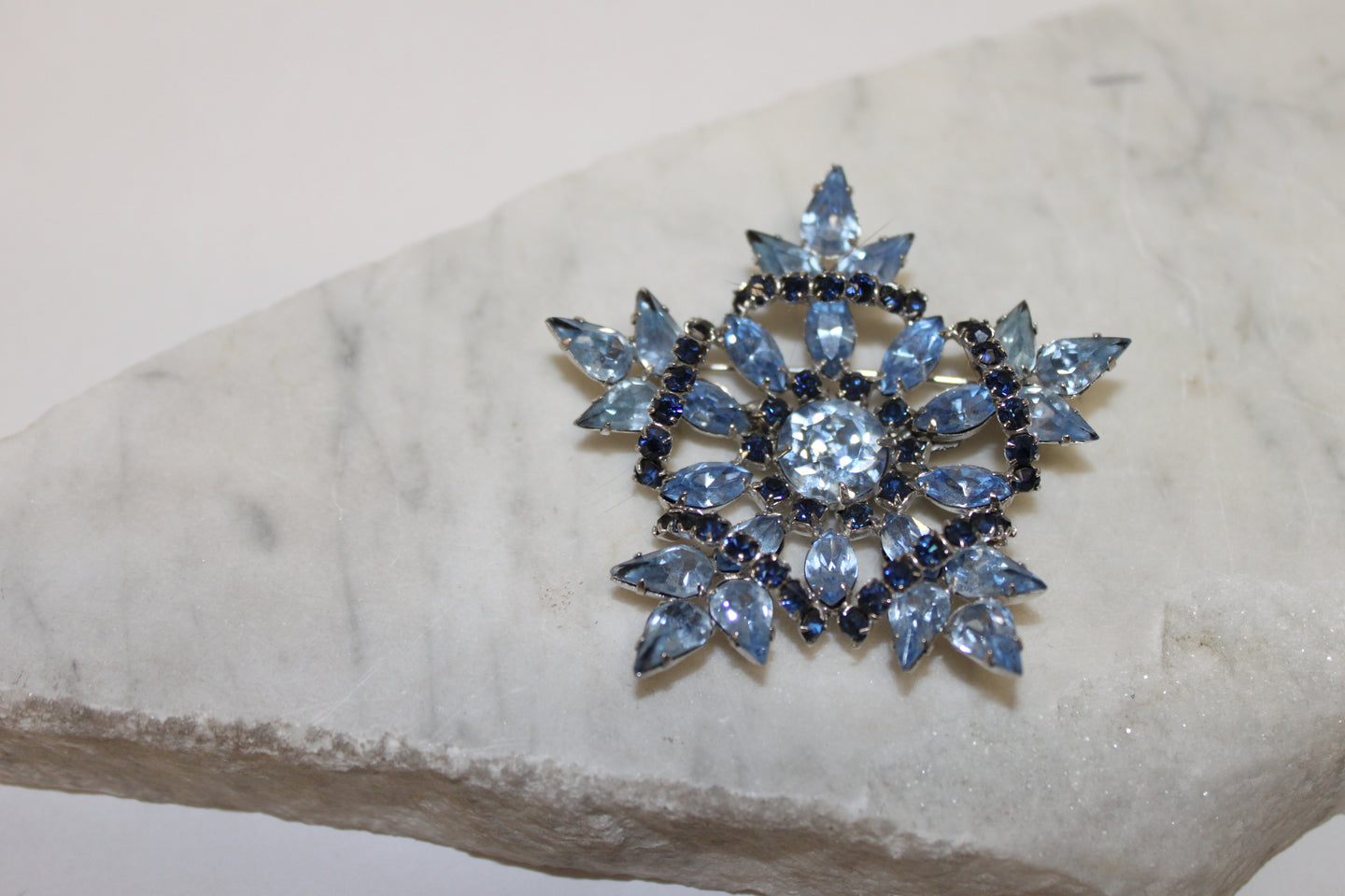 Broche Flocon en strass bleu 2 tons