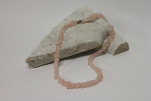 Collier de pierres polies rose pâle