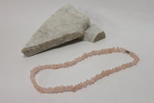 Collier de pierres polies rose pâle