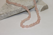 Collier de pierres polies rose pâle