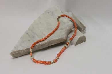 Collier torsade de pierres roses et perles d'eau douce
