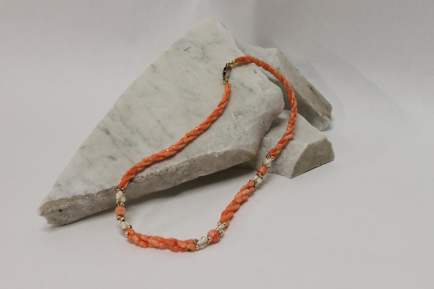 Collier torsade de pierres roses et perles d'eau douce