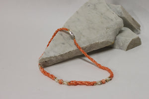 Collier torsade de pierres roses et perles d'eau douce