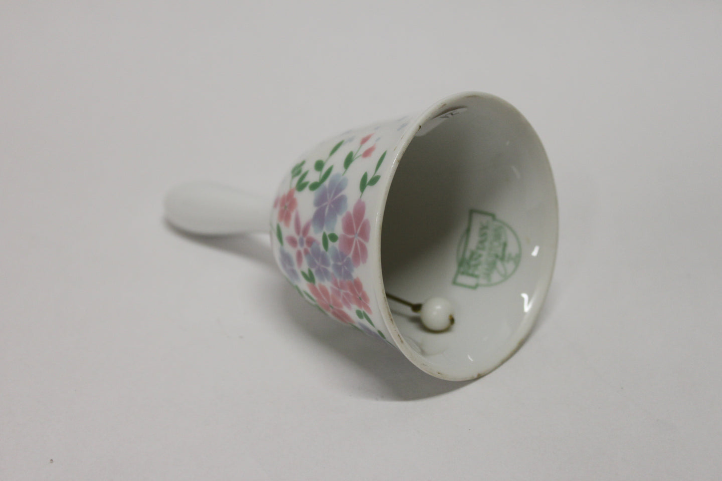 Cloche en céramique blanche motifs fleurs pastel