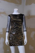 Robe noire à paillettes dorées
