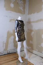 Robe noire à paillettes dorées