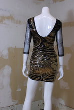 Robe noire à paillettes dorées