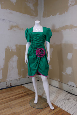 Robe à manches courtes verte et fuchsia