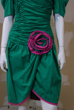Robe à manches courtes verte et fuchsia