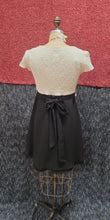 Robe courte noire et blanche à manches courtes