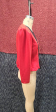 Veste crop rouge boucle noire
