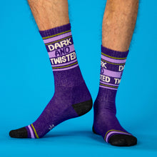 Chaussettes de sport montantes sombres et tordues