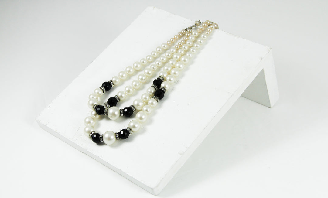 Collier noir et blanc Vintage