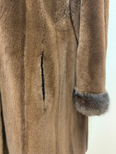 Manteau de fourrure mi-long