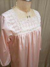 Robe de nuit satinée rose vintage
