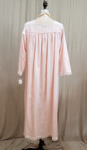 Robe de nuit satinée rose vintage