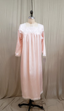 Robe de nuit satinée rose vintage