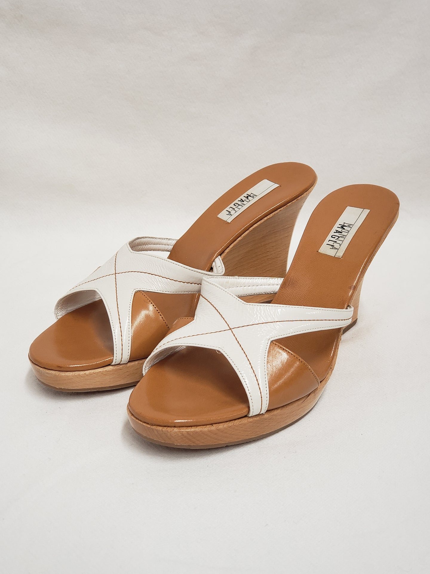 Mules blanches à semelles de bois