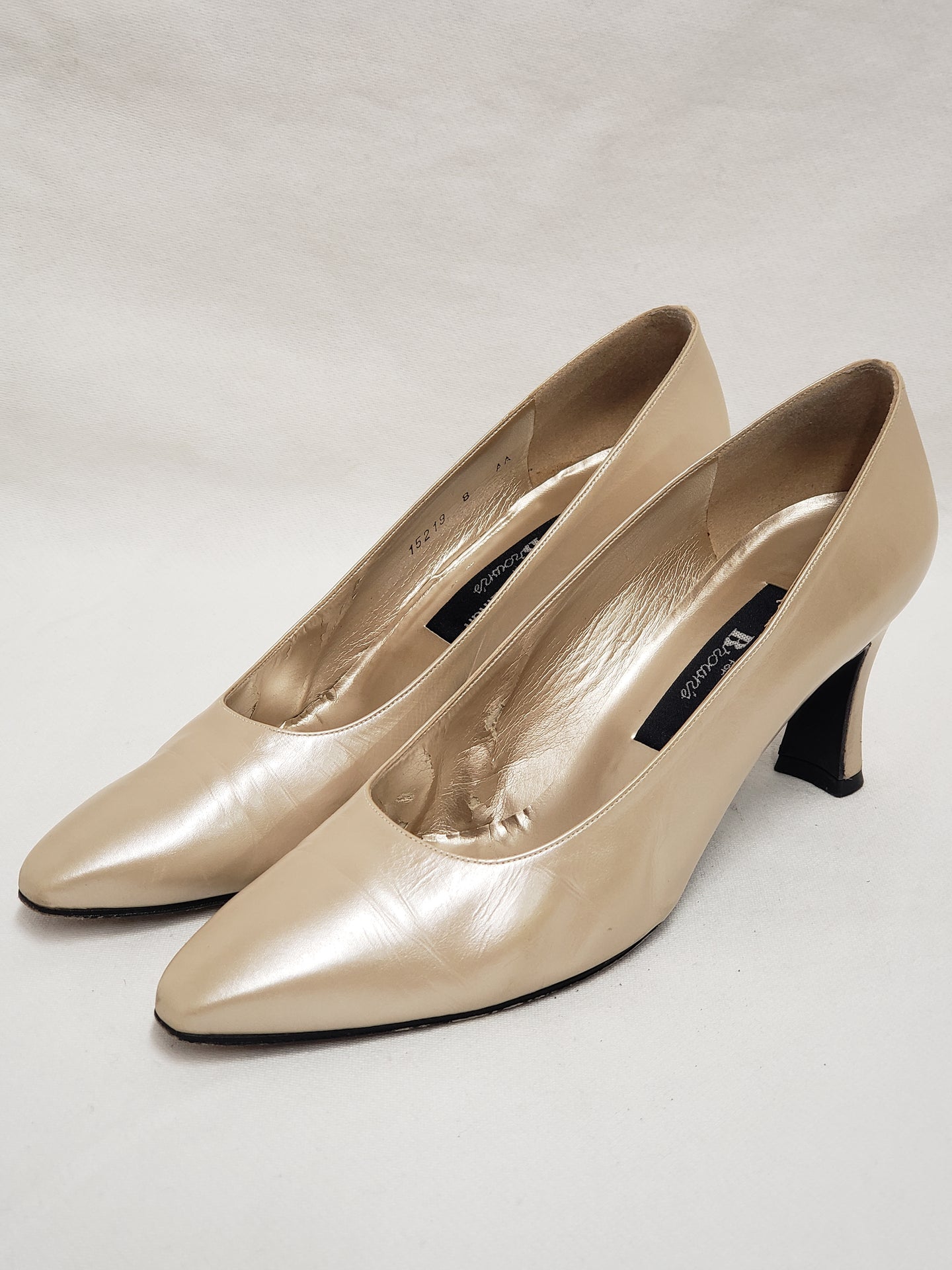 Chaussure à talons beige nacré vintage