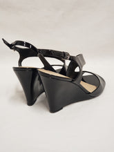 Sandales de cuir vernis noir vintage