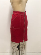 Jupe rouge à surpiqûres blanche