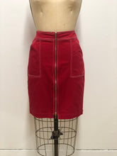Jupe rouge à surpiqûres blanche