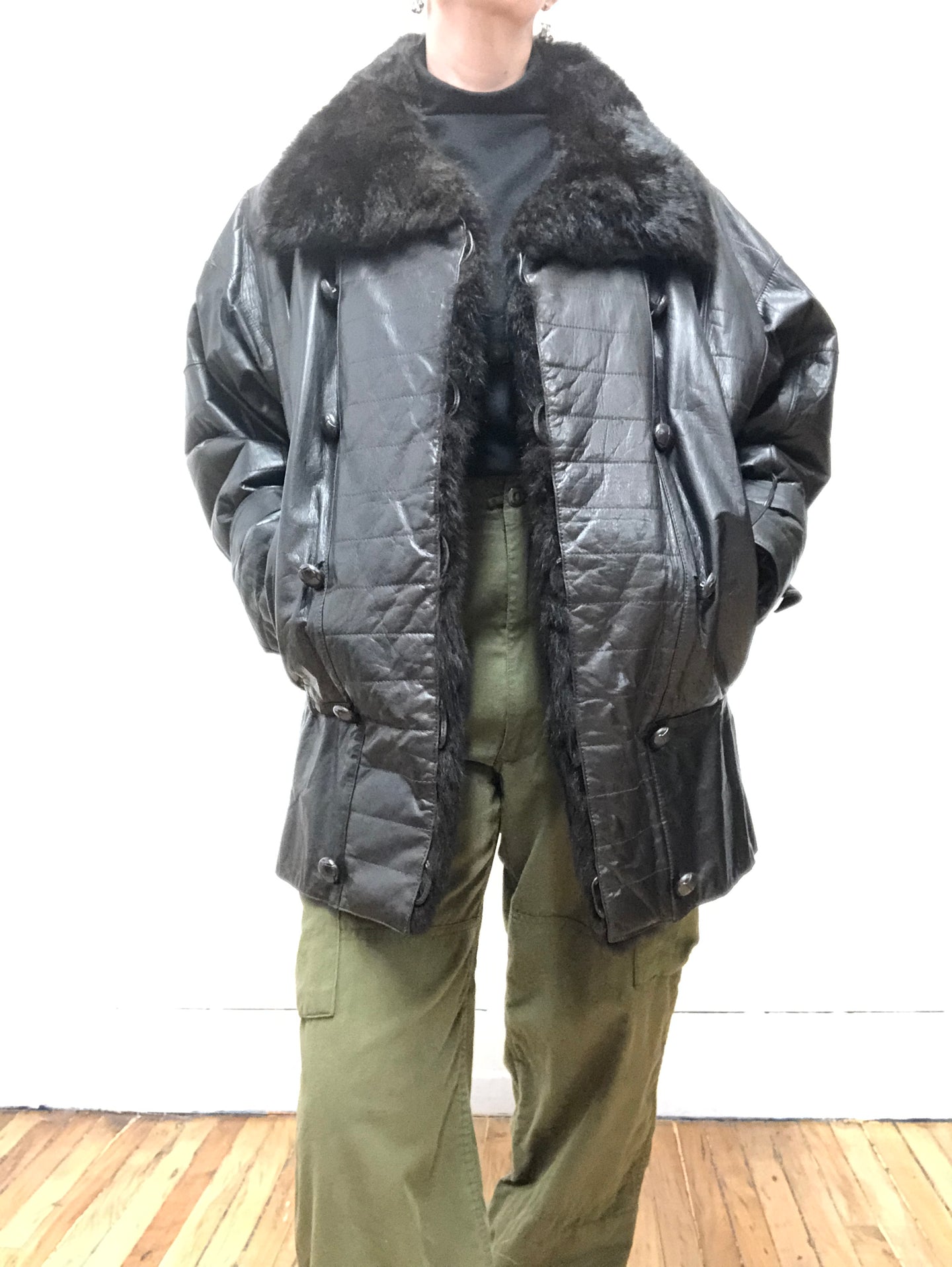 Manteau mi-long en cuir et fourrure
