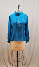 Blouse bleu azur avec strass