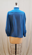 Blouse bleue à col cheminée