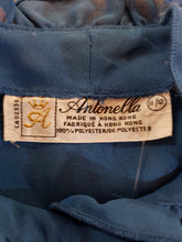 Blouse bleue à col cheminée