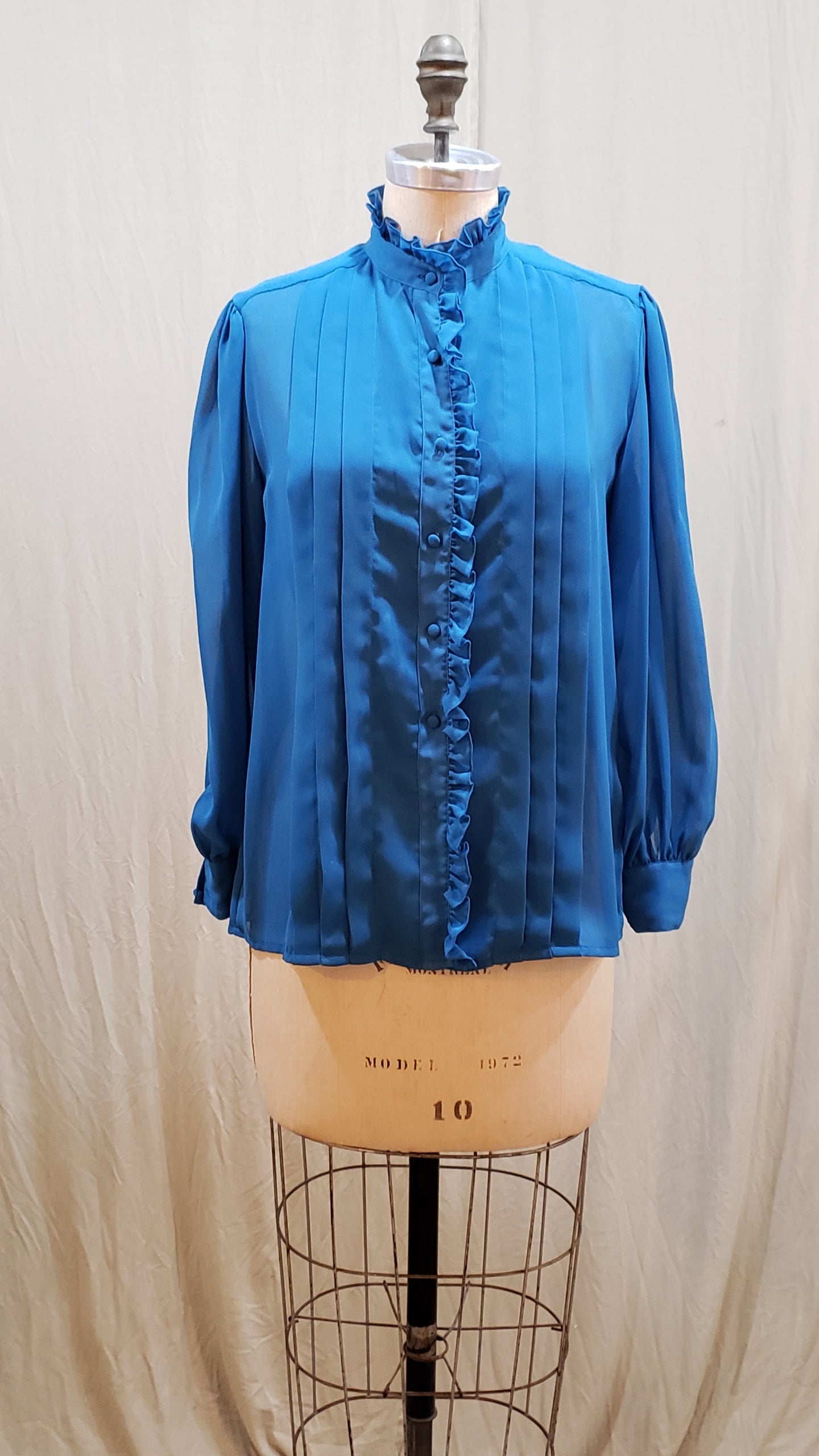Blouse bleue à col cheminée