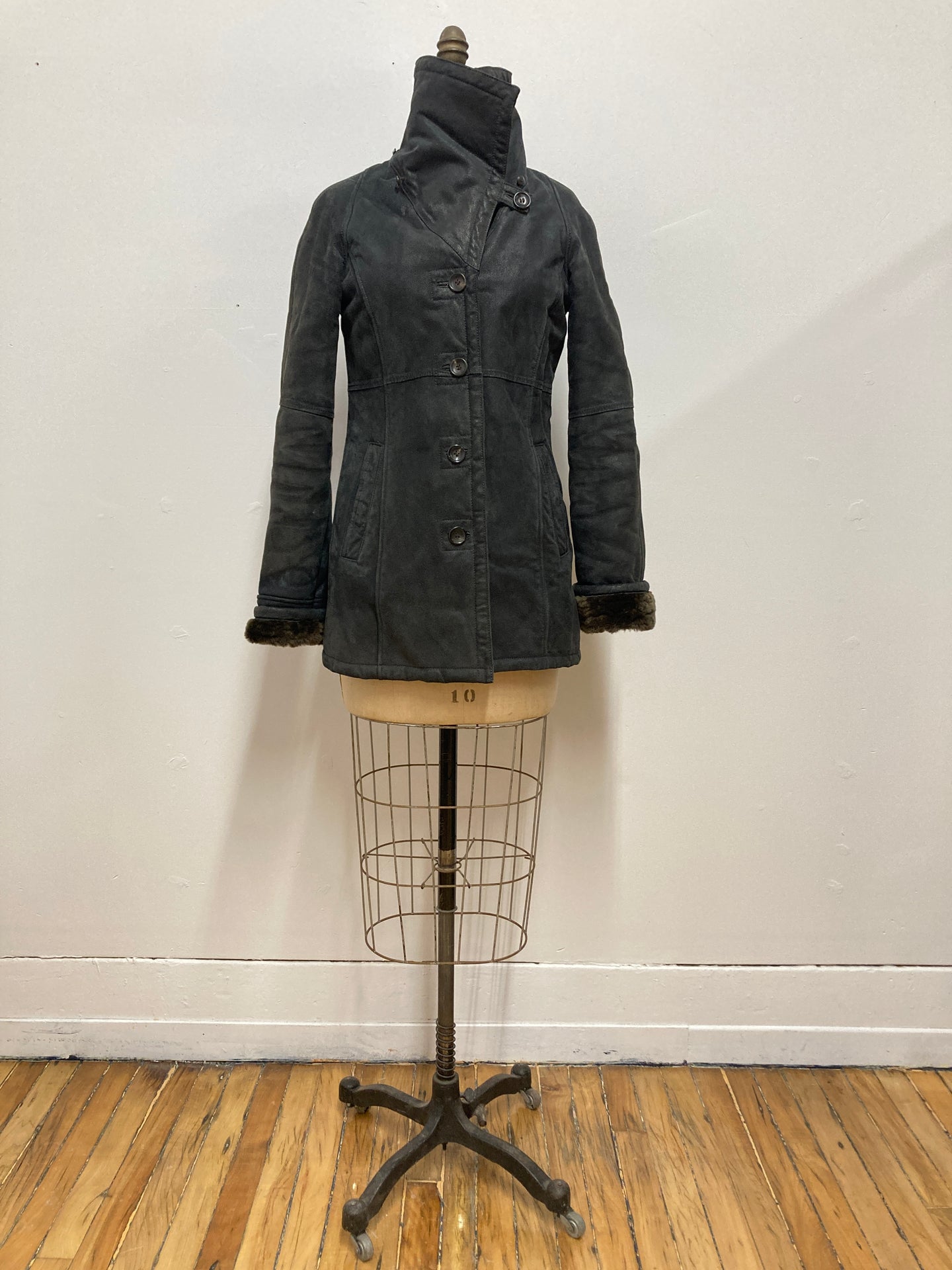 Manteau de cuir et fourrure