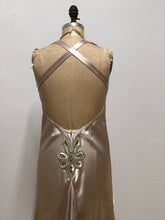 Robe de satin beige sable