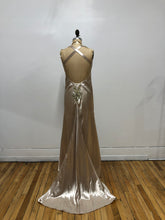 Robe de satin beige sable