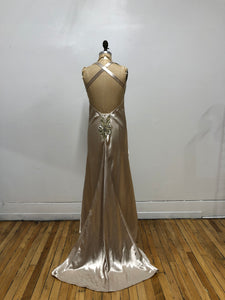 Robe de satin beige sable