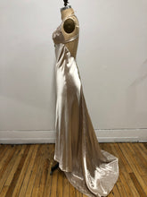 Robe de satin beige sable