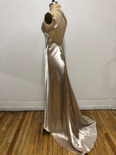 Robe de satin beige sable