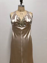 Robe de satin beige sable